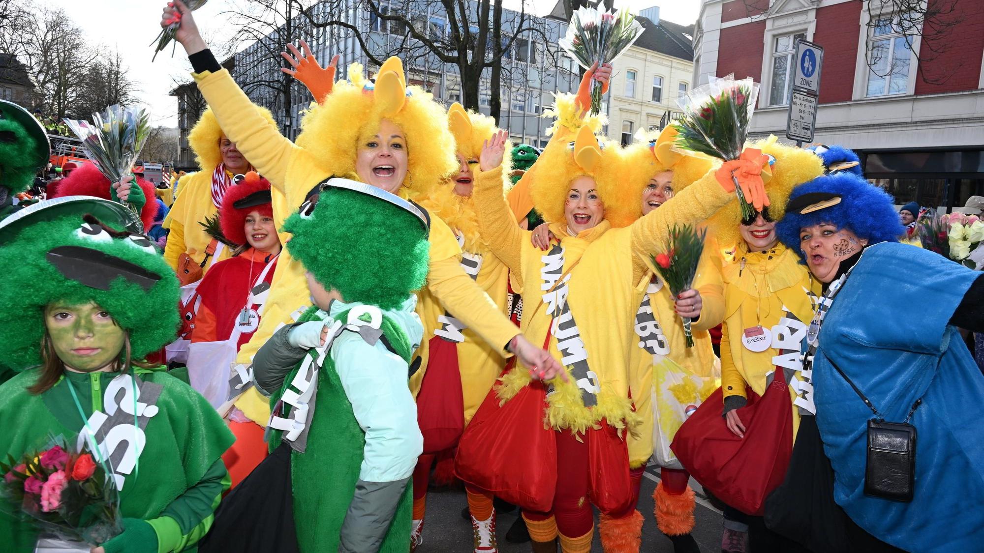Mitglieder des Schulkinderhauses an der GGS Hand sind als Figuren der Sesamstraße verkleidet.