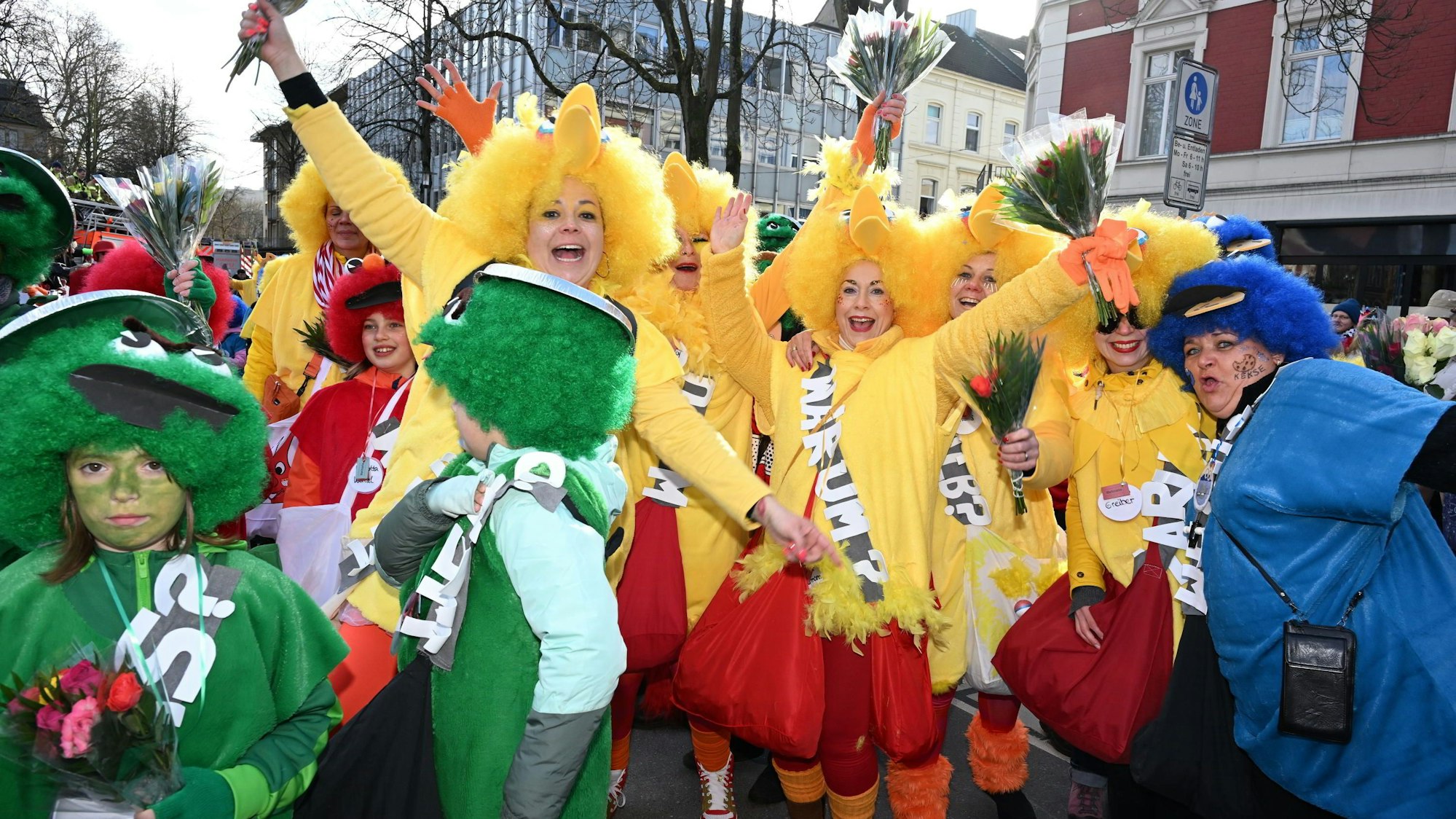 Mitglieder des Schulkinderhauses an der GGS Hand sind als Figuren der Sesamstraße verkleidet.