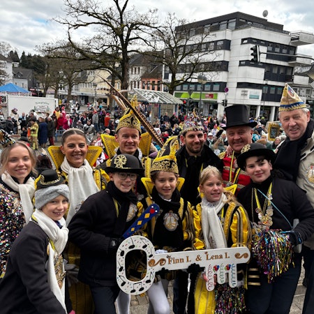 Bürgermeister Viehof gemeinsam mit den Prinzenpaaren und deren Gefolge.
