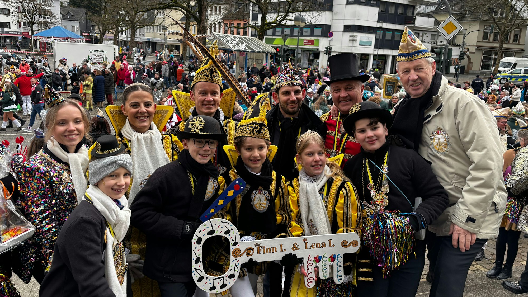 Bürgermeister Viehof gemeinsam mit den Prinzenpaaren und deren Gefolge.