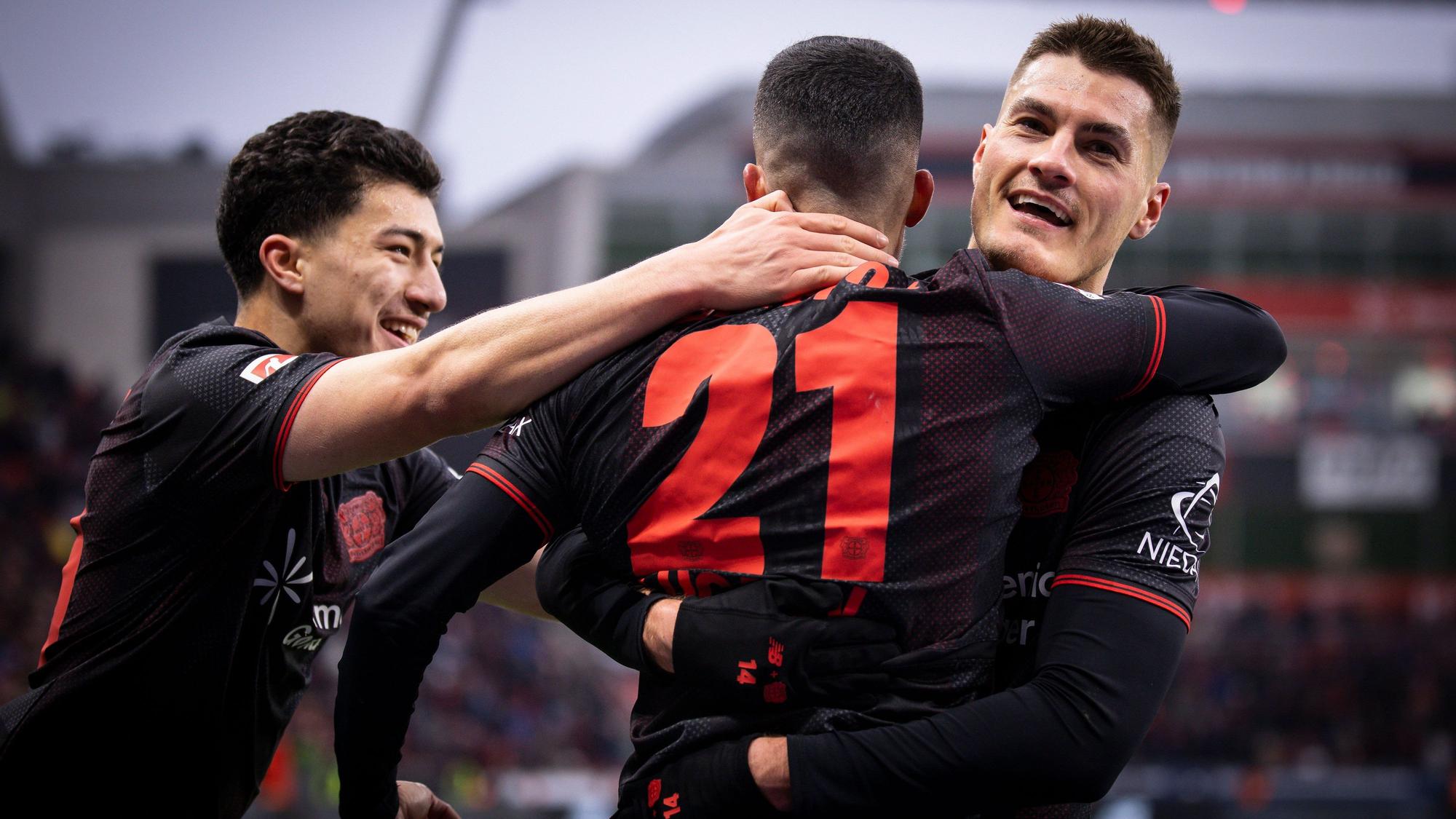 Gelungenes Comeback: Vorbereiter Ibrahim Maza (l.) freut sich mit Lucas Vazquez und Torschütze Patrik Schick über das 2:0 für Bayer 04 Leverkusen.