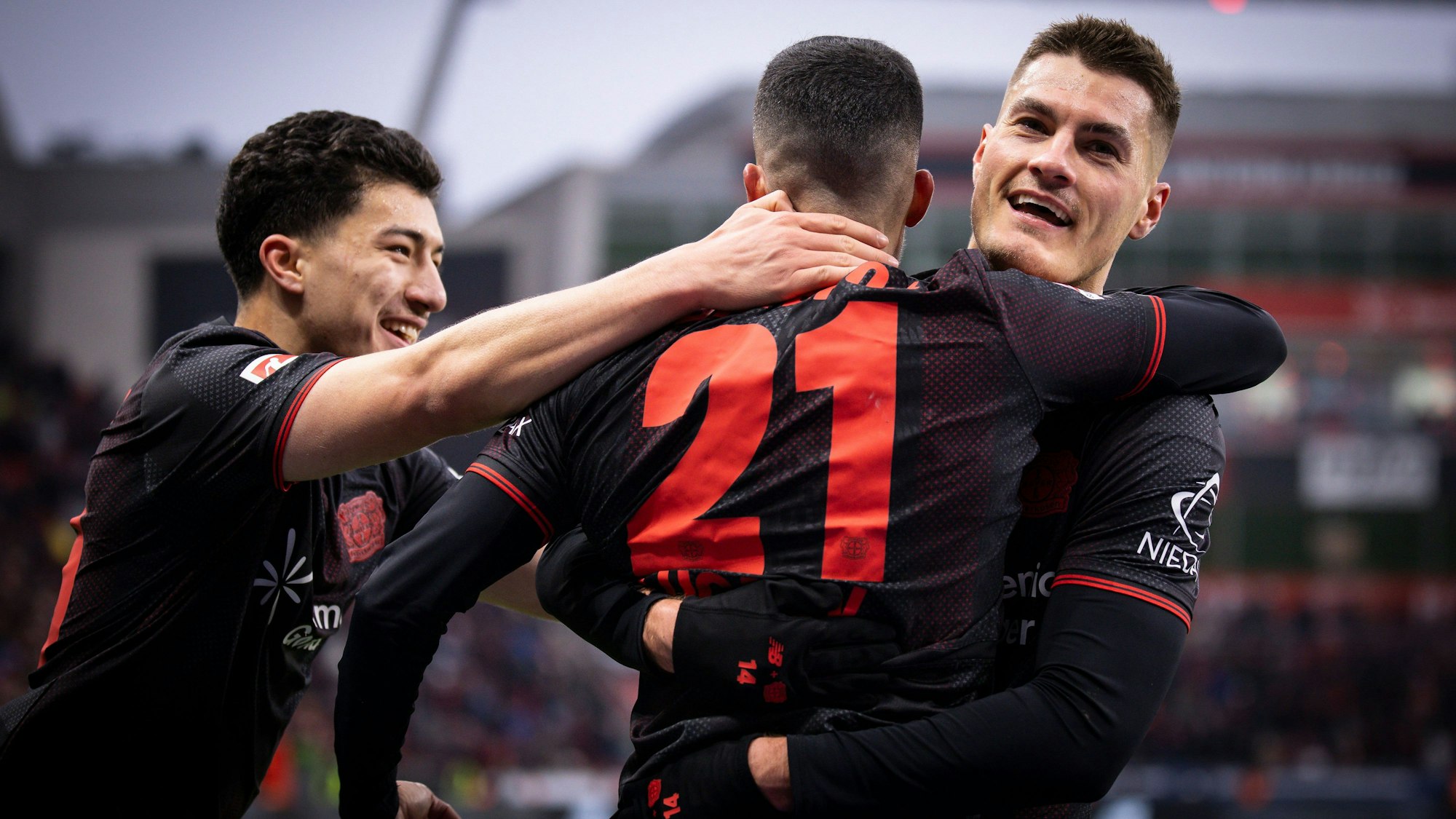 Gelungenes Comeback: Vorbereiter Ibrahim Maza (l.) freut sich mit Lucas Vazquez und Torschütze Patrik Schick über das 2:0 für Bayer 04 Leverkusen.