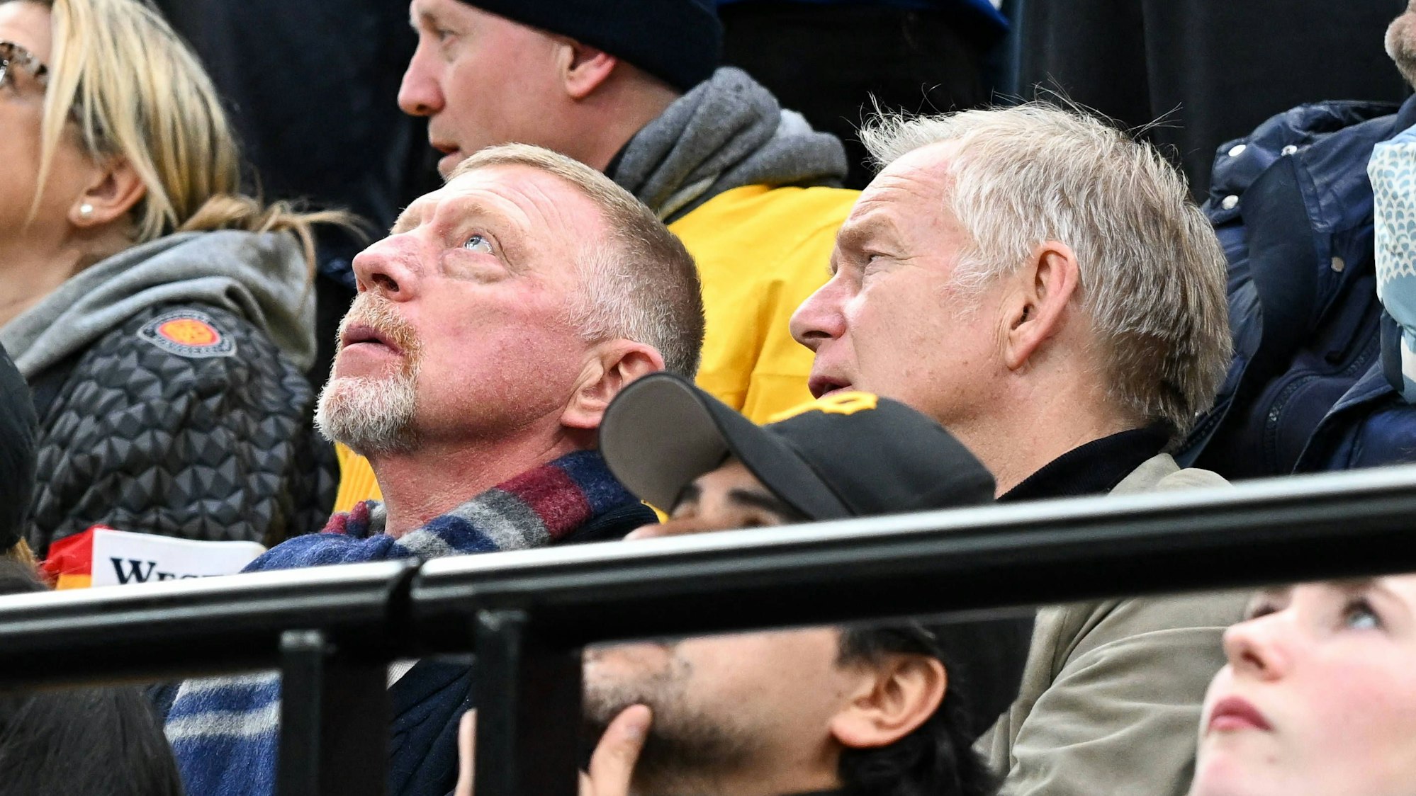 Boris Becker und Johannes B. Kerner sitzen nebeneinander auf der Tribüne.