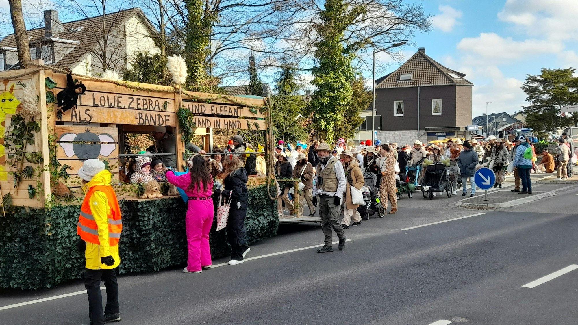 Das Foto zeigt einen großen Festwagen beim Umzug in Heiligenhaus