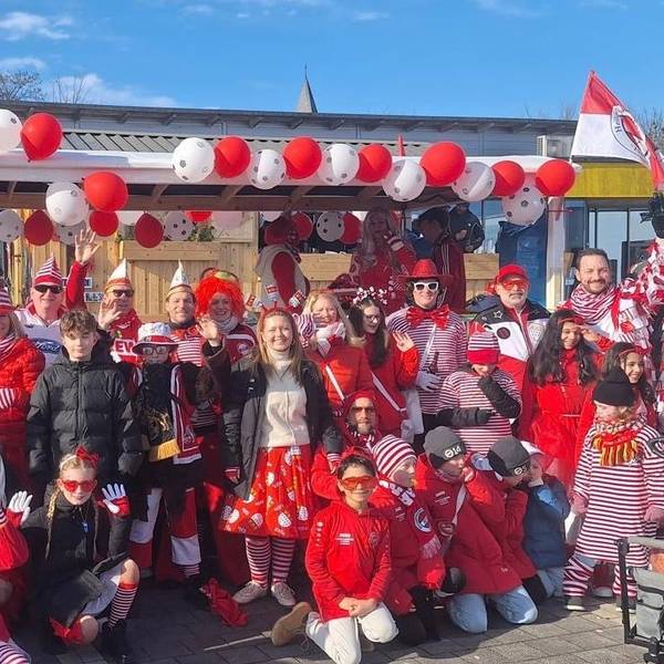 Das Foto zeigt die Teilnehmenden vom Heiligenhauser SV