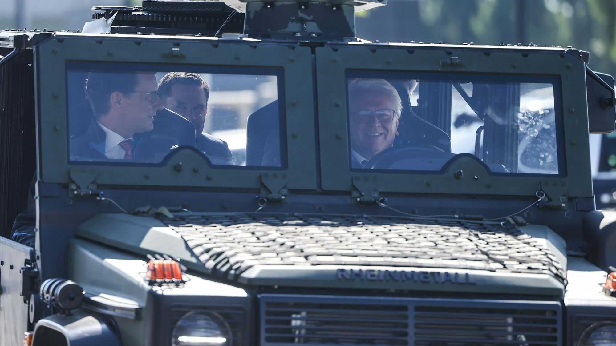 NRW-Ministerpräsident Hendrik Wüst (links) mit Rheinmetall-Chef Armin Papperger beim Besuch eines Rheinmetallstandorts in Weeze, wo Bauteile für den Kampfjet F-35 gefertigt werden. (Archivbild)