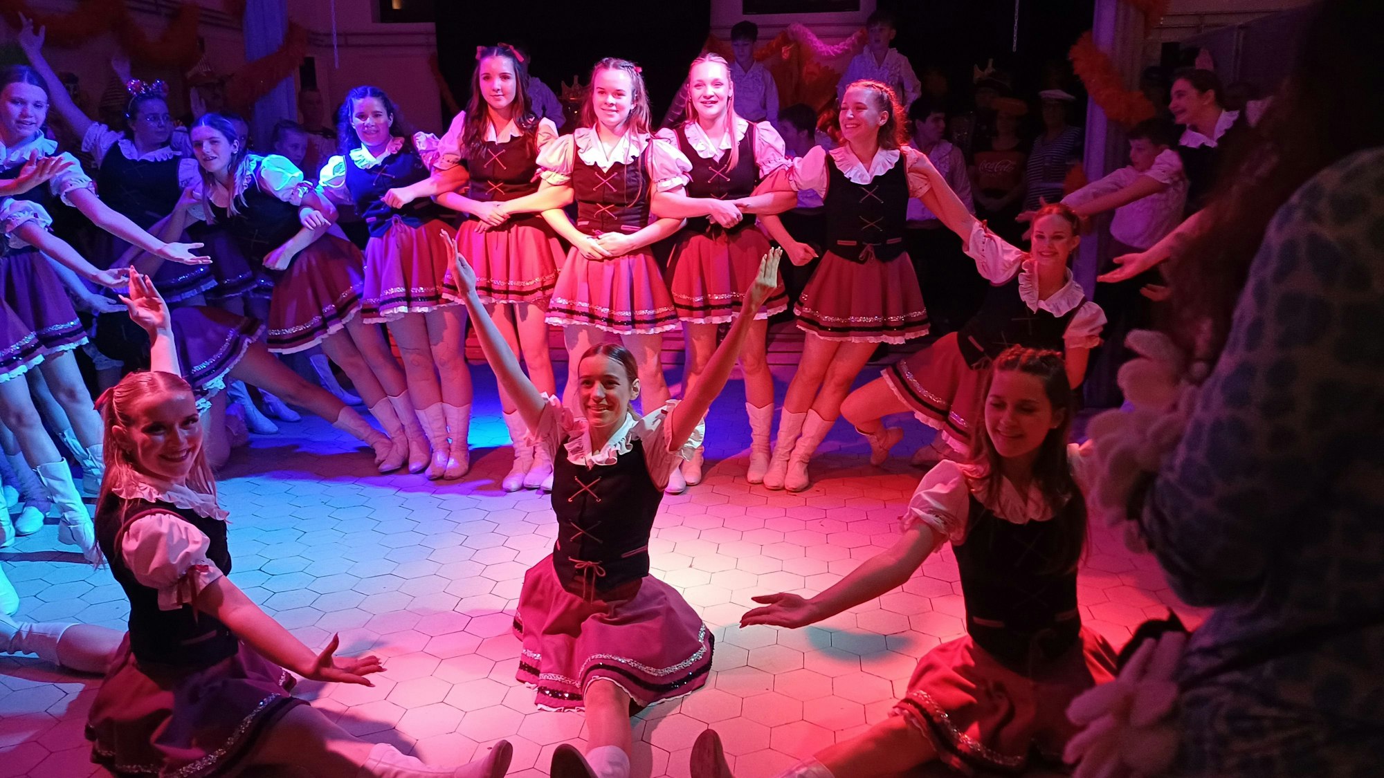 Die Kindertanzgruppe der KG Große Kölner trat im Burscheider Badehaus auf.