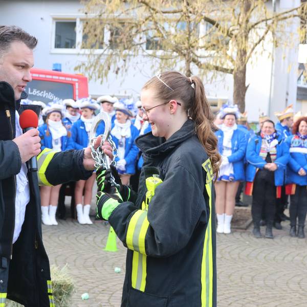 Morsbachs Bürgermeister Jan Schumacher übergibt Liya den Schlüssel.