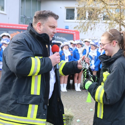 Morsbachs Bürgermeister Jan Schumacher übergibt Liya den Schlüssel.