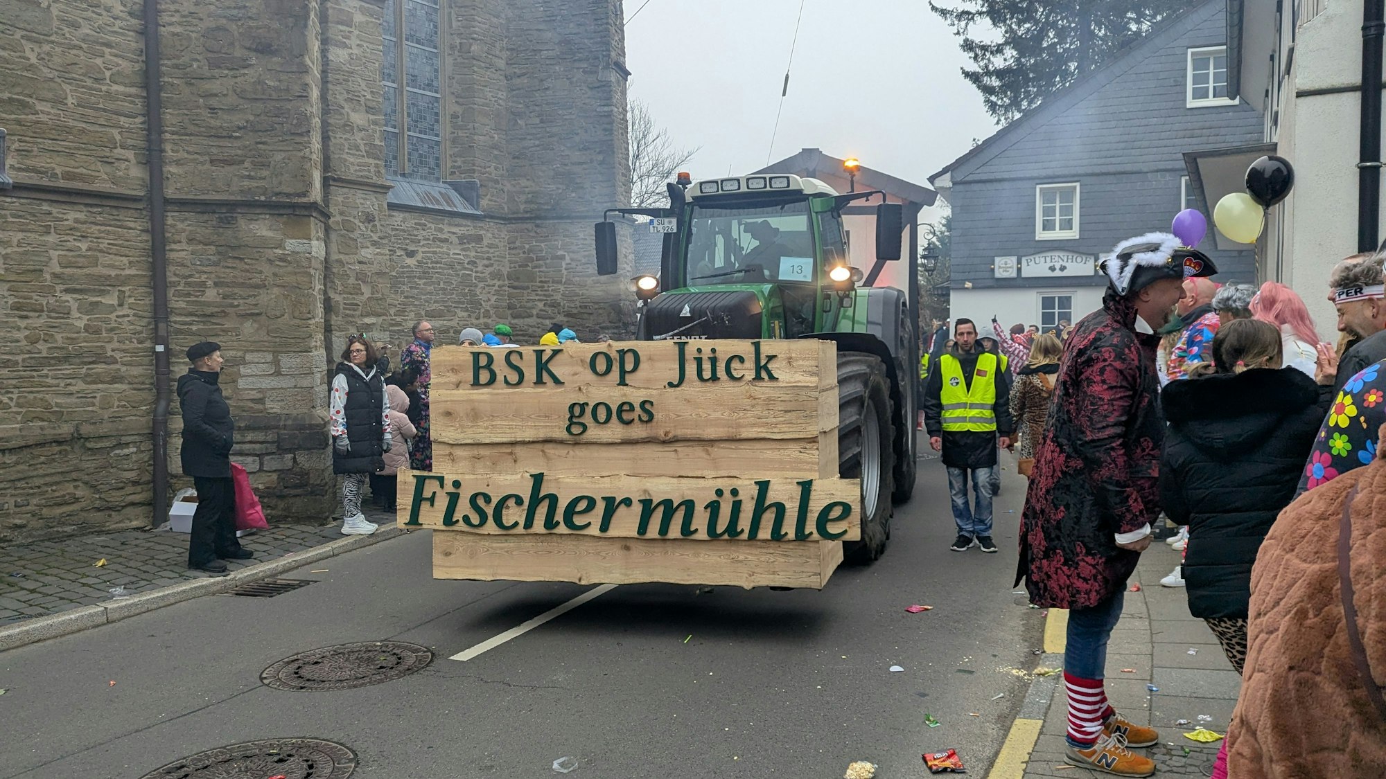 Das Foto zeigt den Festwagen mit der Fischermühle