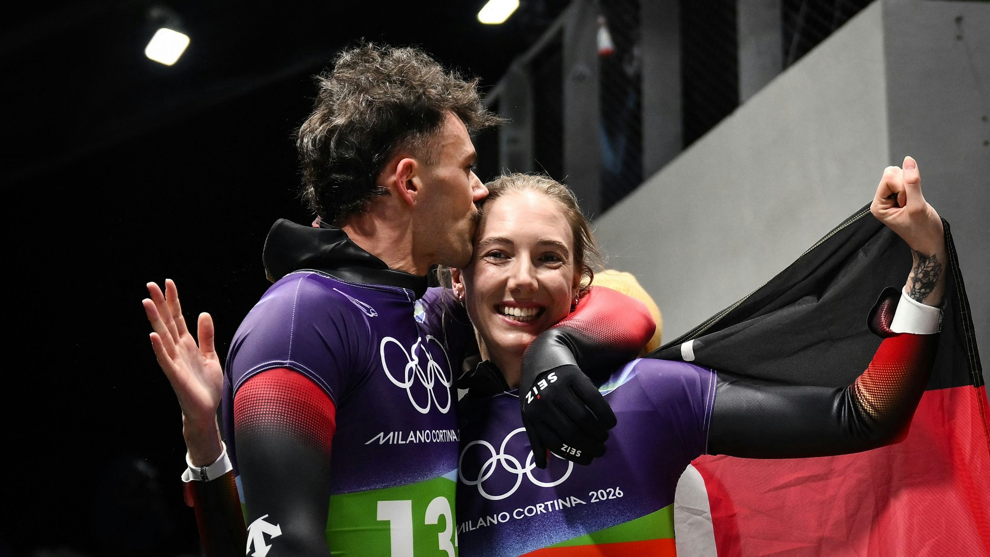 Axel Jungk küsst Susanne Kreher auf den Kopf. Beide freuen sich.