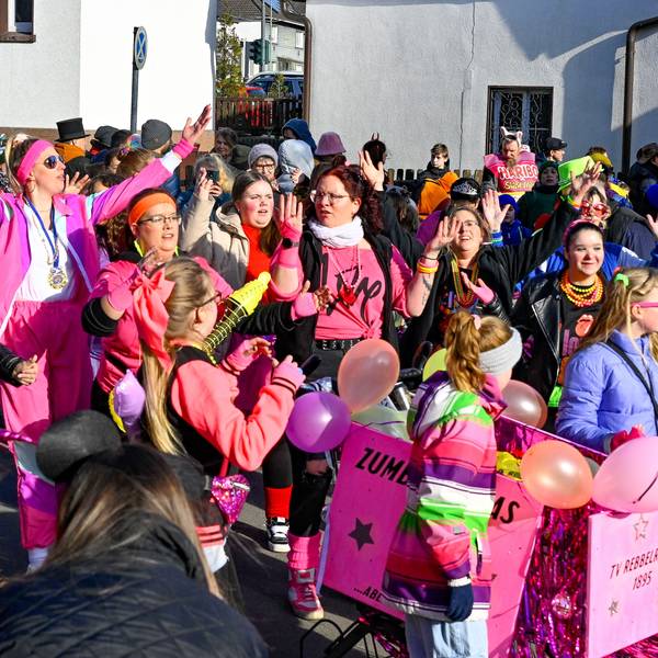Rosafarbene Anzüge trugen die „Zumba Chicas“.