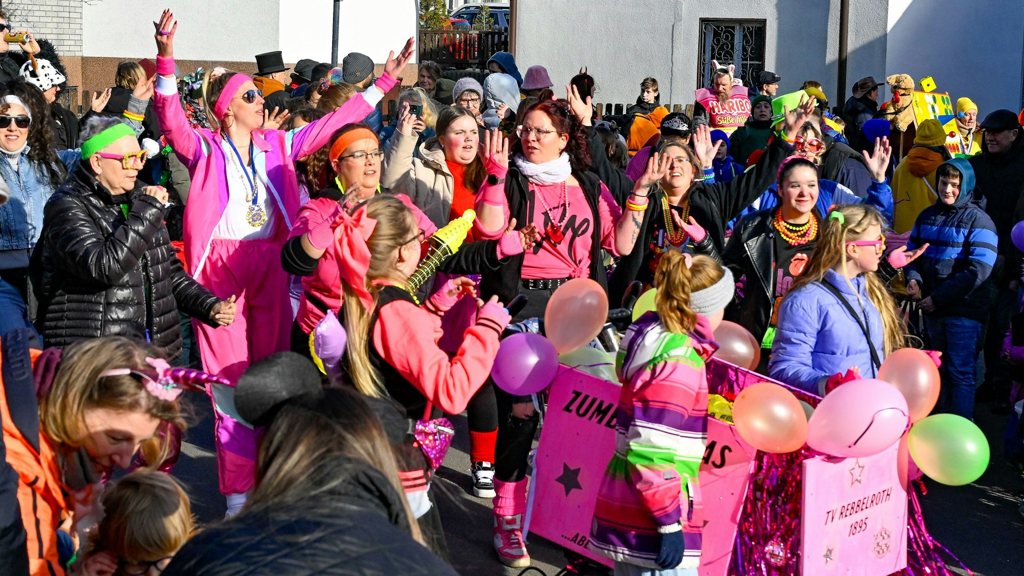 Rosafarbene Anzüge trugen die „Zumba Chicas“.