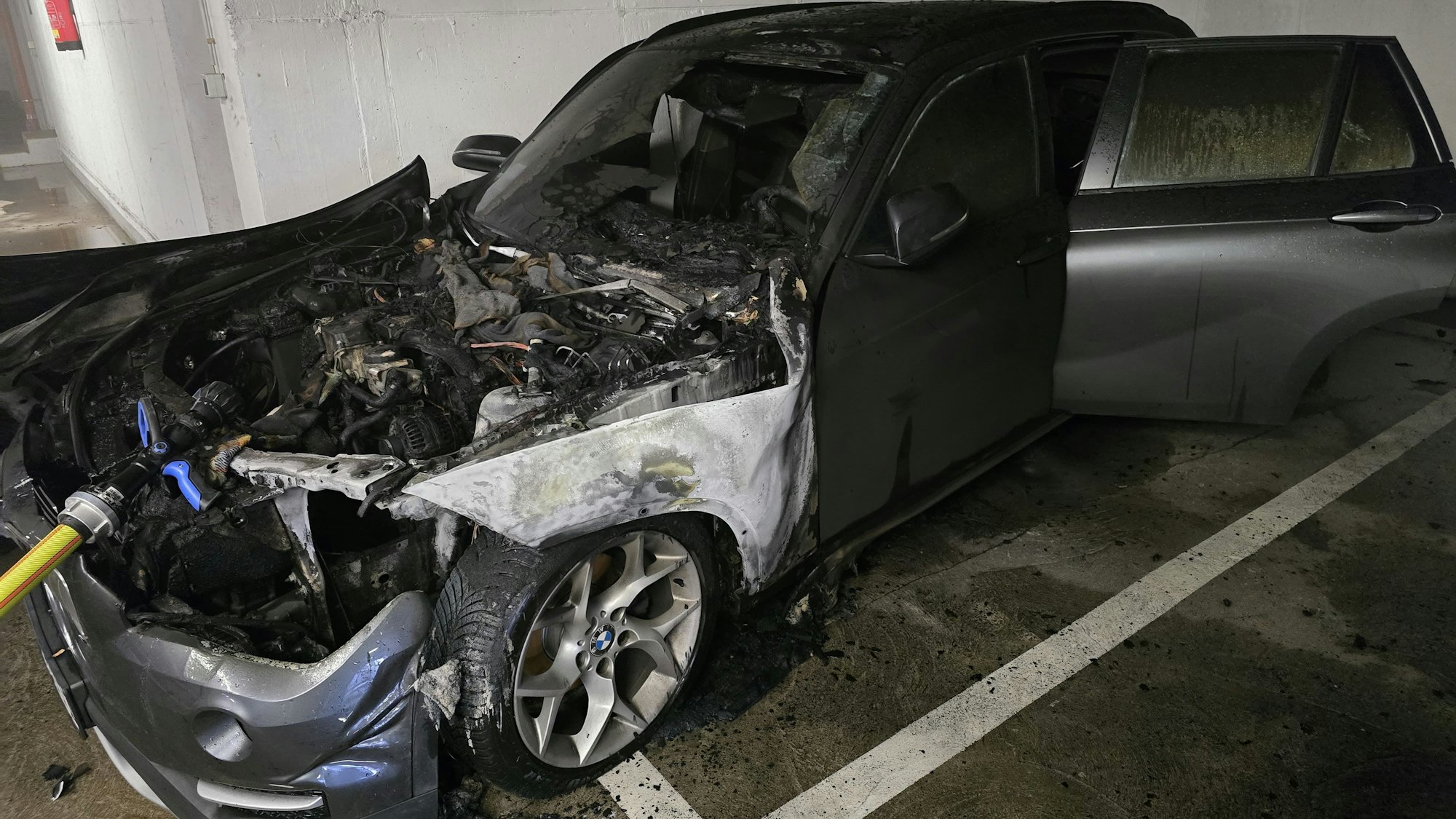 In einer Tiefgarage brannte ein Pkw aus.