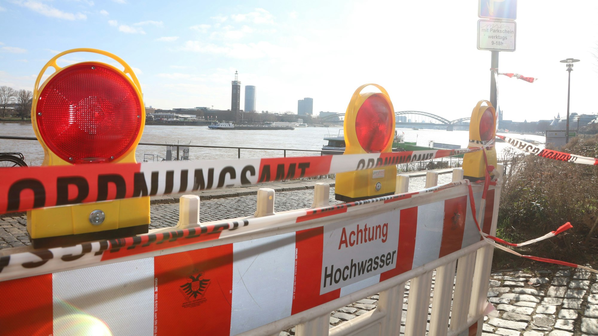 Der Rheinpegel steigt derzeit stark.