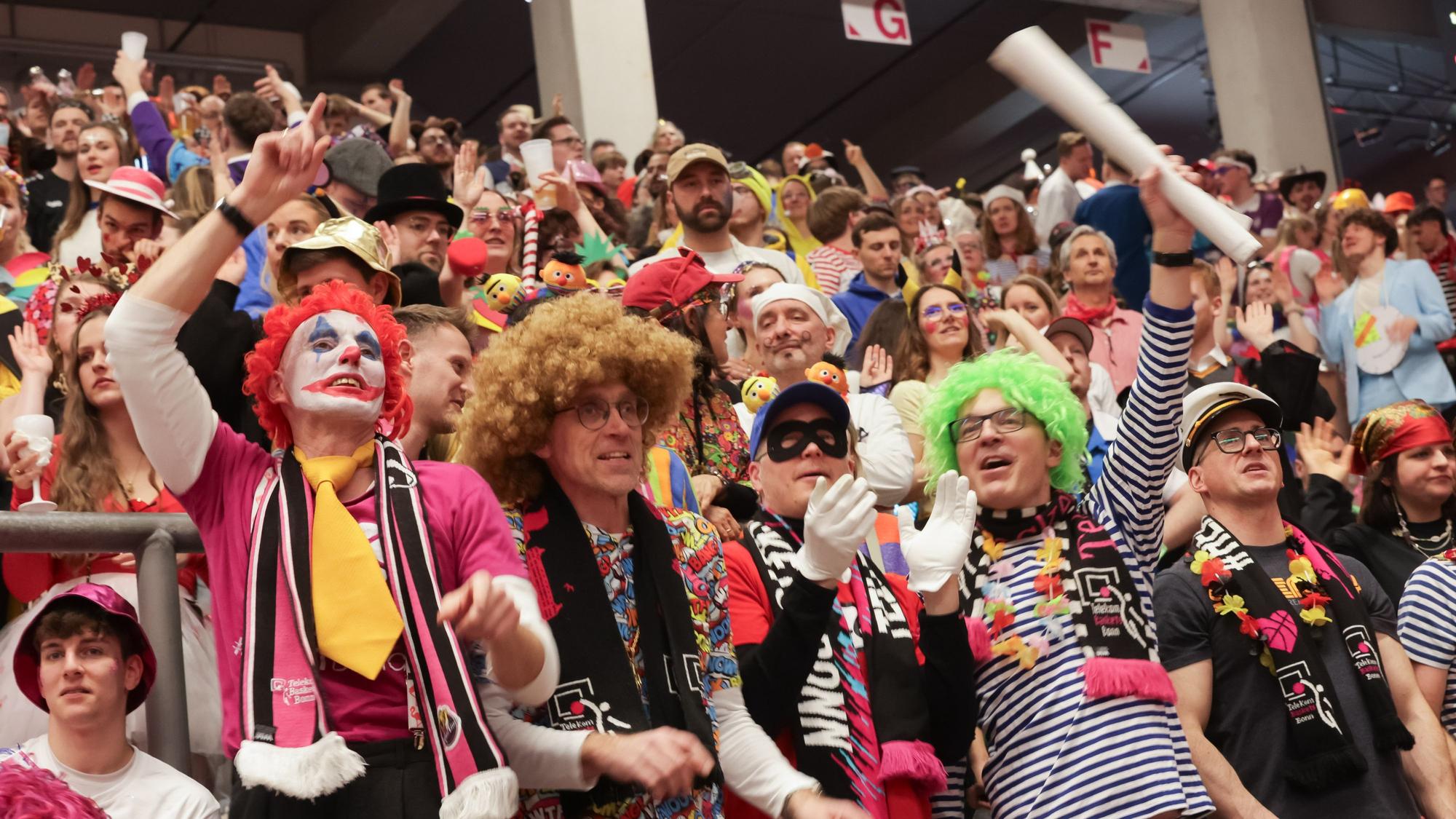 Bunte Verkleidungen bestimmen jedes Jahr an Karneval das Bild im Telekom Dome. Auch 2026 vermelden die Telekom Baskets Bonn ein ausverkauftes Haus auf dem Hardtberg.