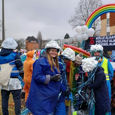 Menschen sind als Wolken verkleidet.