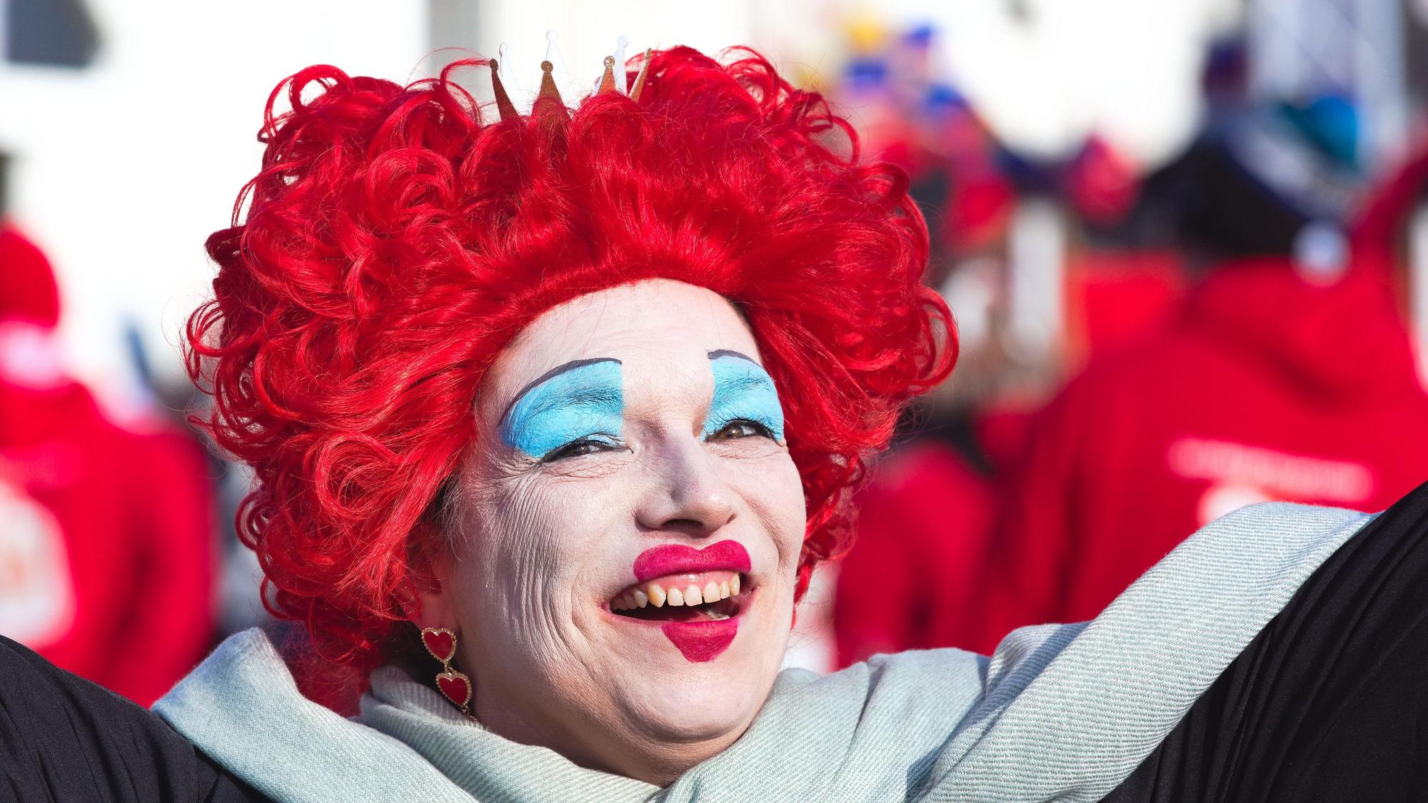 Eine Frau ist als Clown geschminkt.