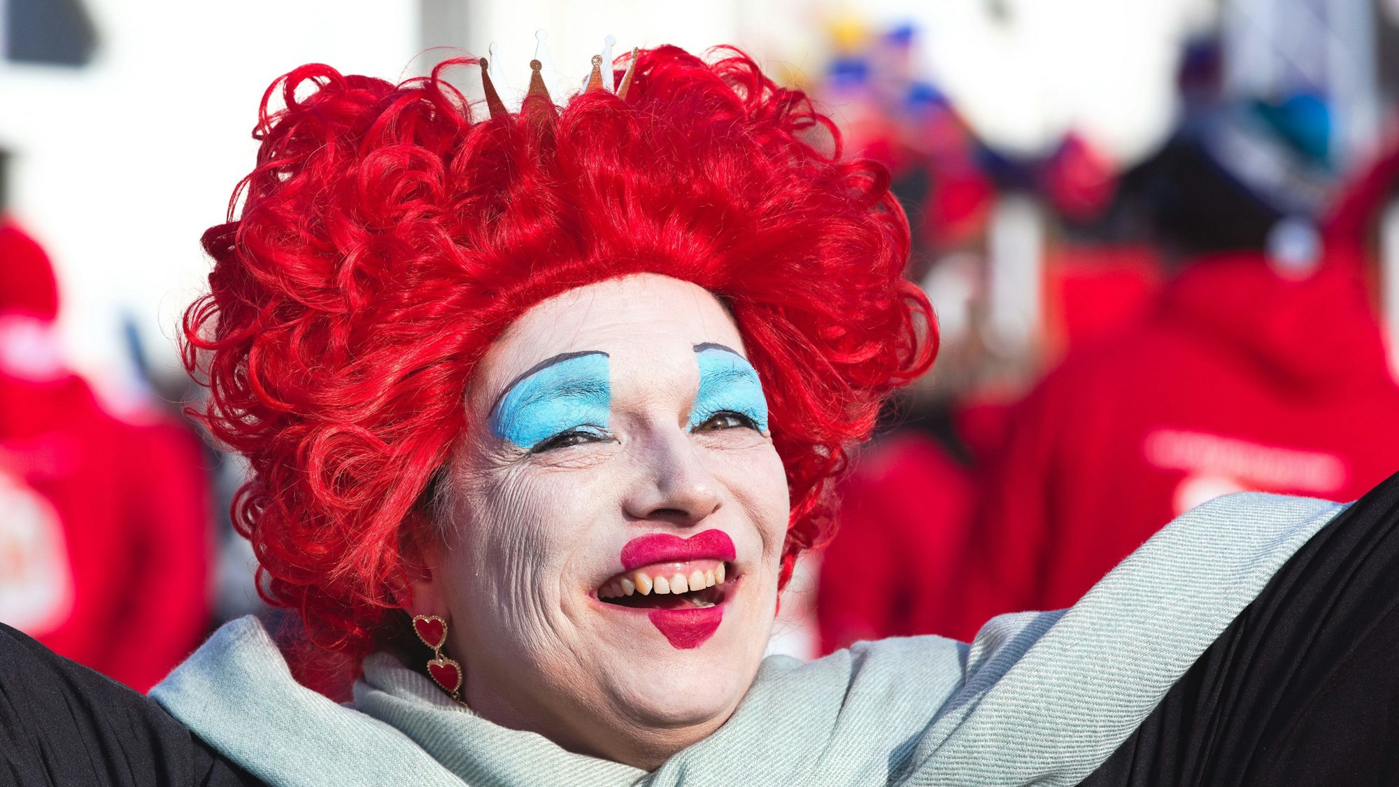 Eine Frau ist als Clown geschminkt.