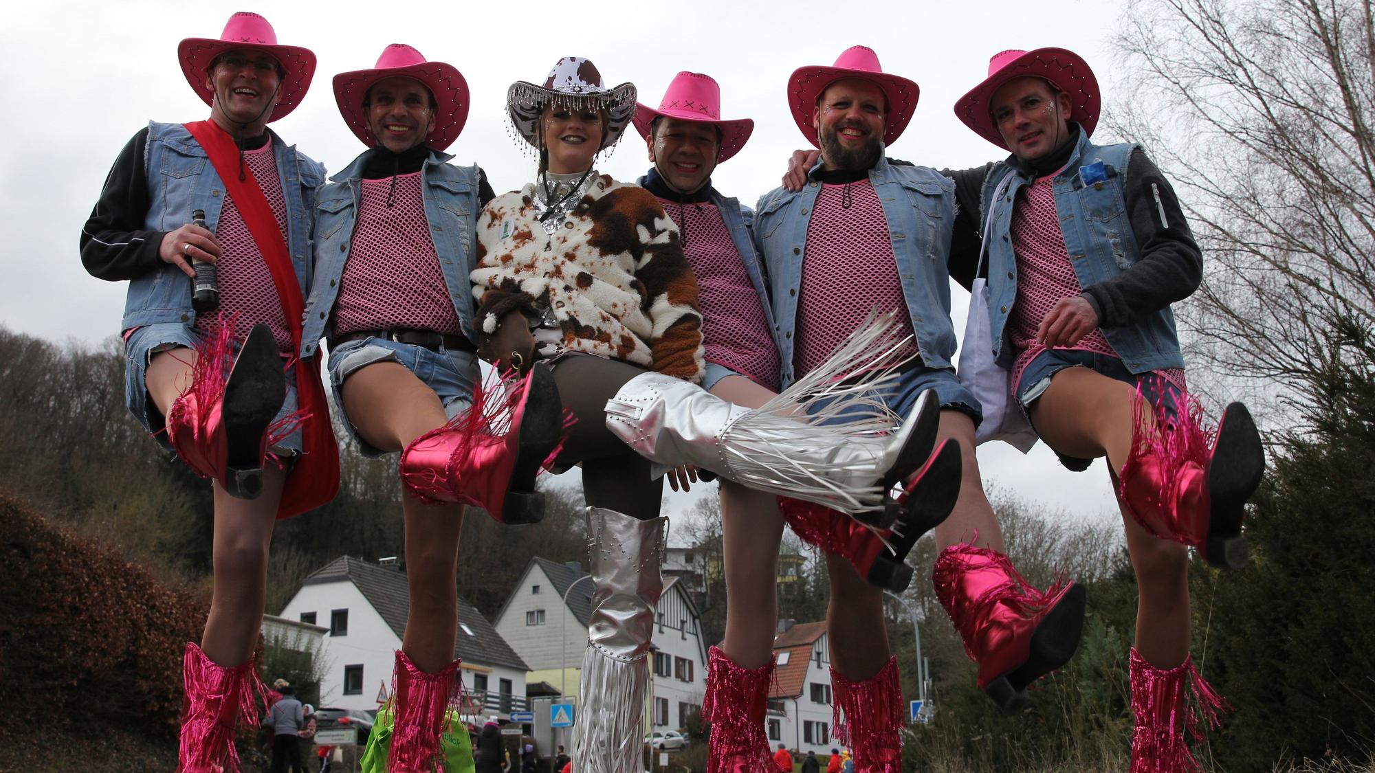 Das Männerballett "Hacke, Spitze, Hacke zu" stand mit seinem Outfit den Frauen in nichts nach.