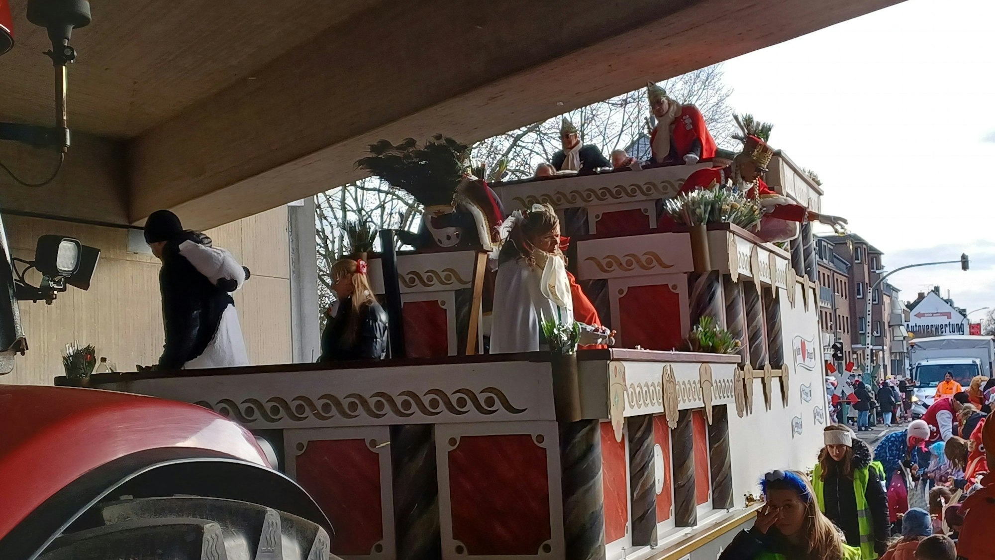Ein großer Karnevalswagen passt so gerade unter einer Unterführung durch.
