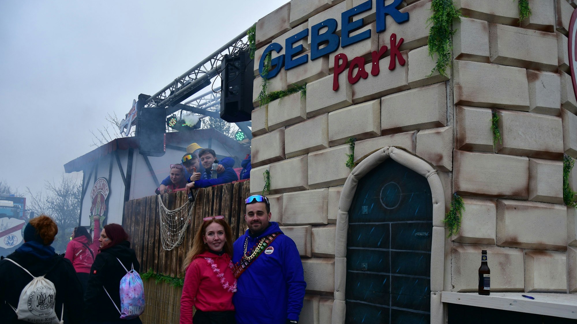 Der Geber-Park von der Karnevalsfründe Reloaded. Vorsitzende Chiara Schwarz (l.) und Maik Siebert sind dieses Jahr im Mallorca-Fieber.