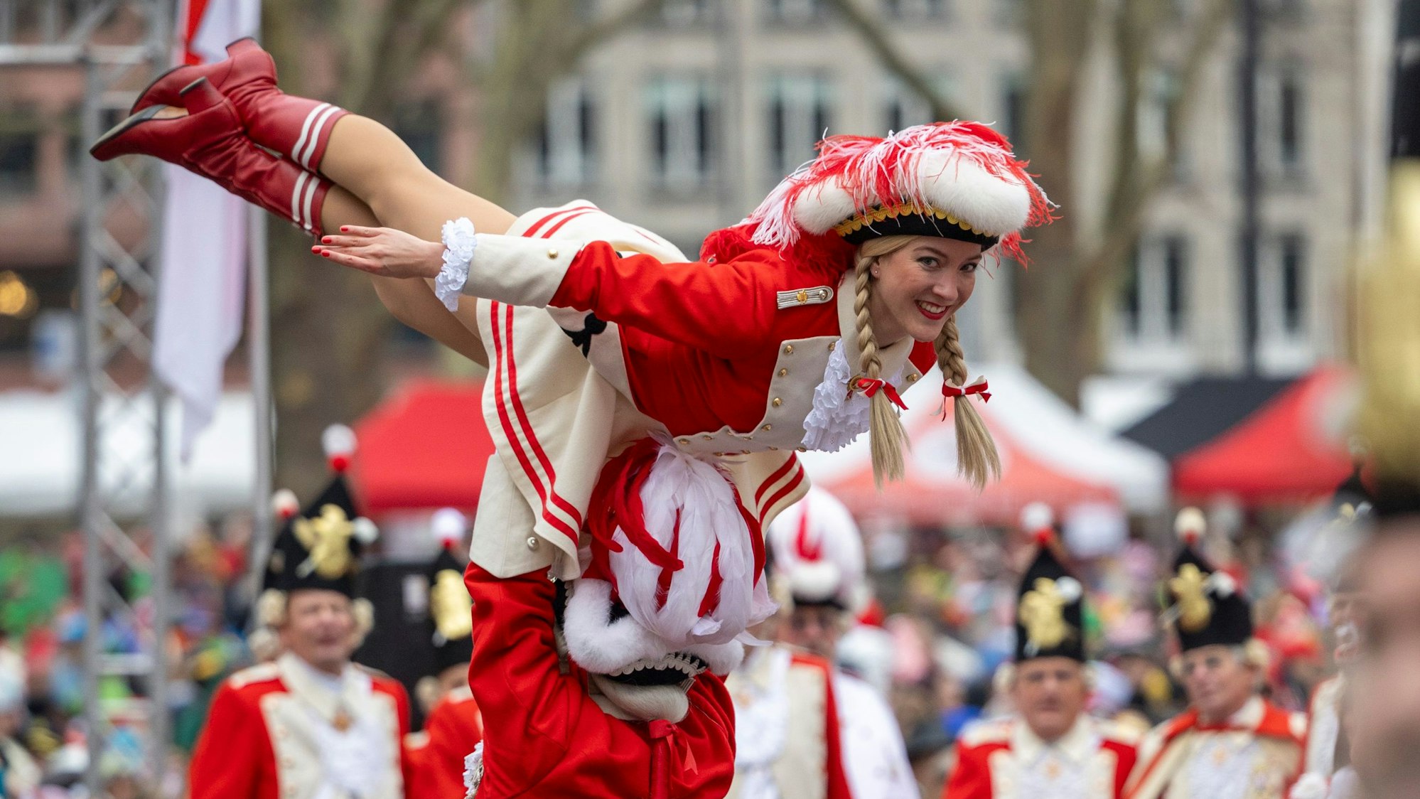 Das Mariechen der Funken, Elena Stickelmann, schwebte über den Neumarkt.