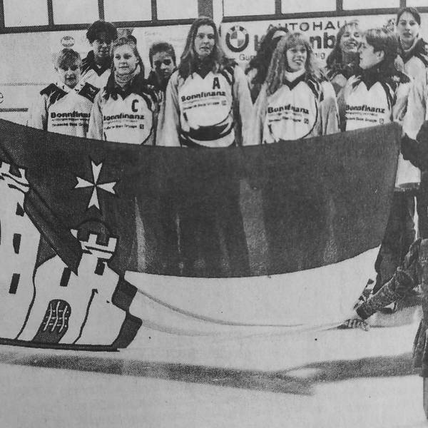 Ein schwarz-weißes Foto zeigt eine Eishockeymannschaft.