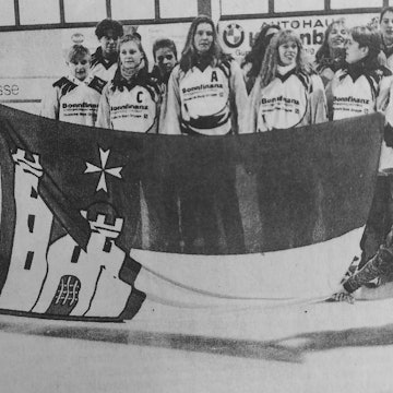 Ein schwarz-weißes Foto zeigt eine Eishockeymannschaft.