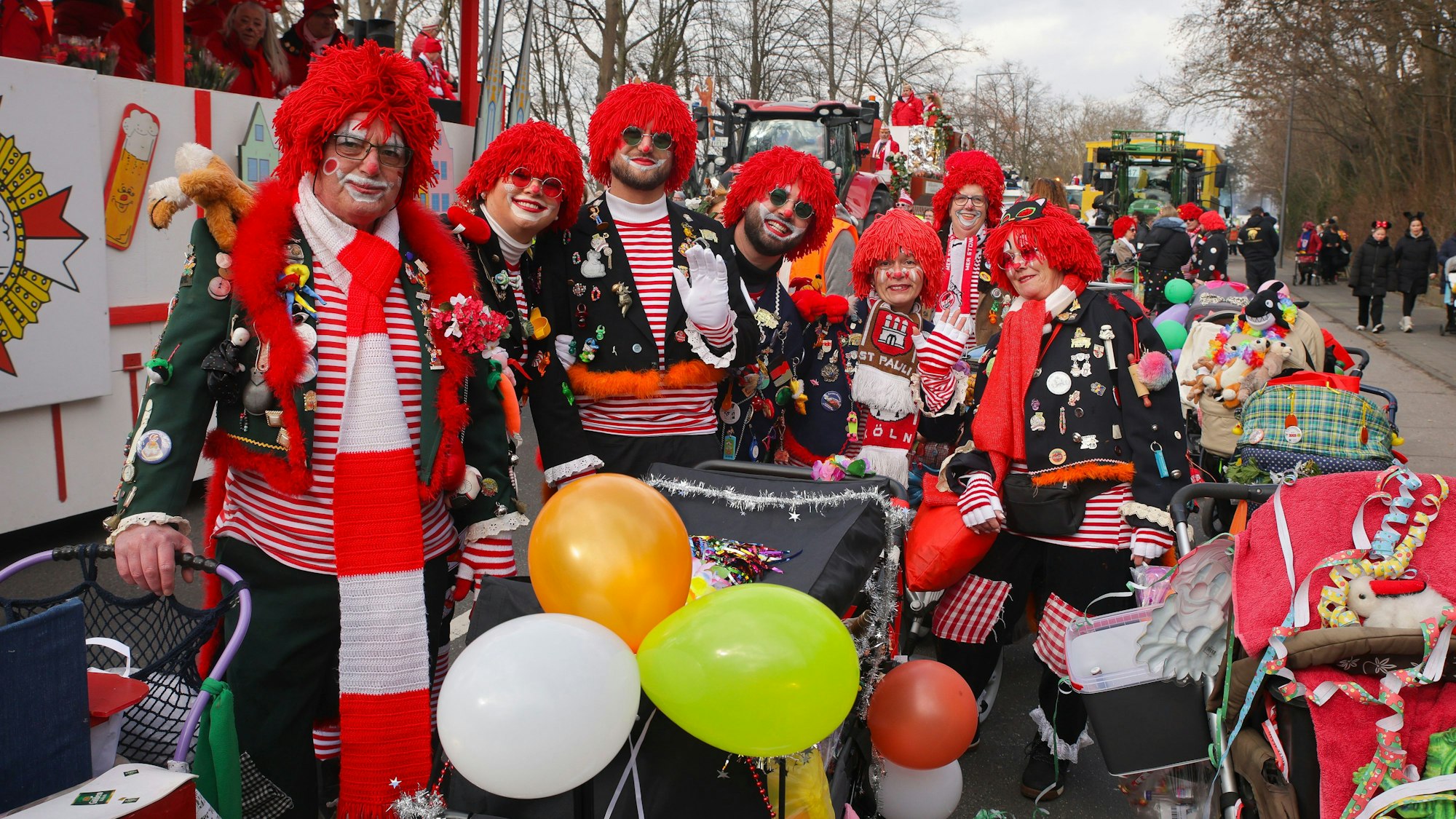 Eine Fußgruppe in Rot-Weiß und mit Luftballons ist unterwegs.
