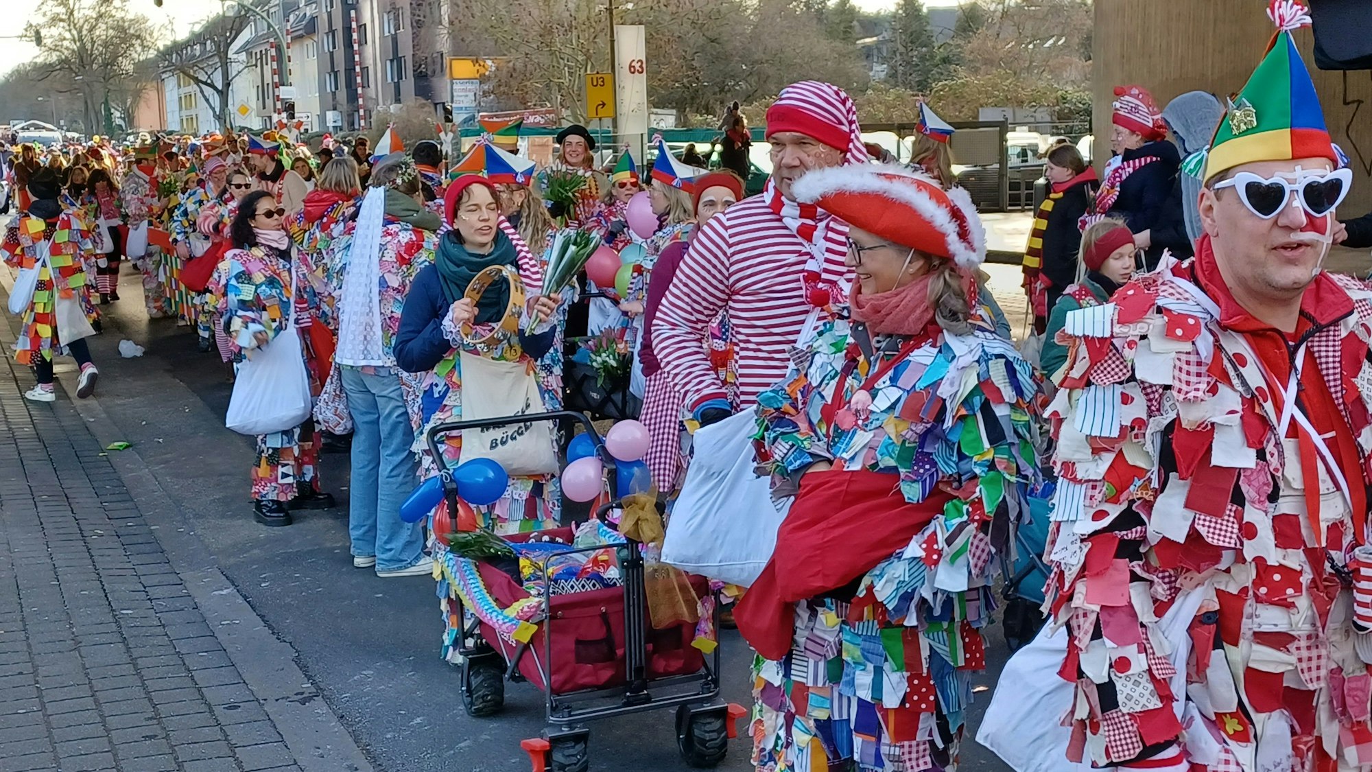 Eine Gruppe Lappenclowns ist im Niehler Zoch unterwegs.