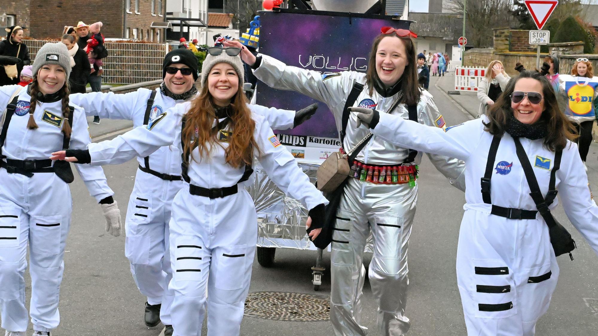 Die Alaafstronauten wollten mit ihrem Auftritt beim Bürvenicher Umzug ganz hoch hinaus.