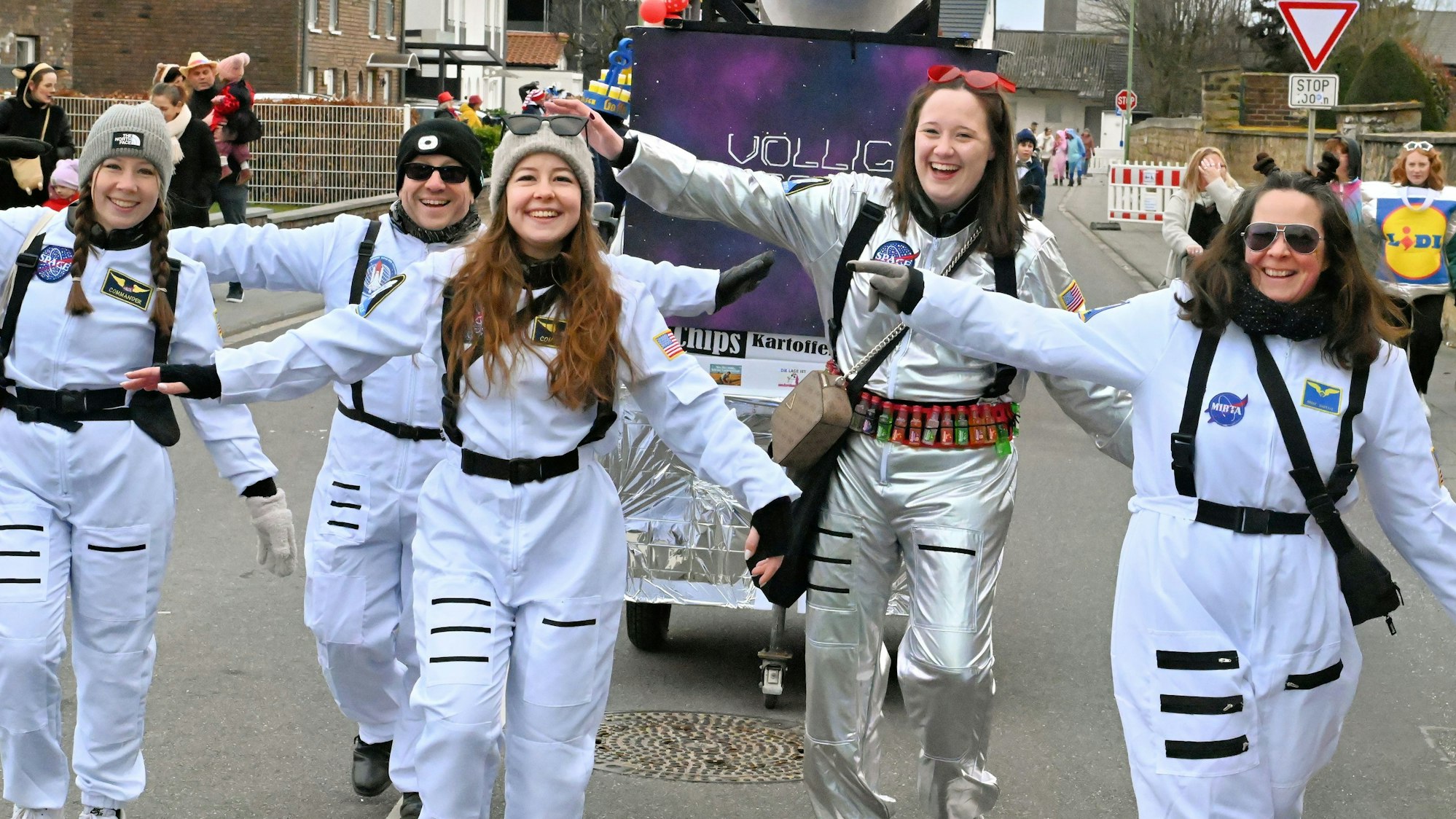 Die Alaafstronauten wollten mit ihrem Auftritt beim Bürvenicher Umzug ganz hoch hinaus.