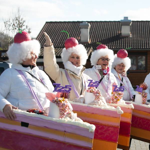 Eine Gruppe im Karnevalszug - als Sahnetorten verkleidet.