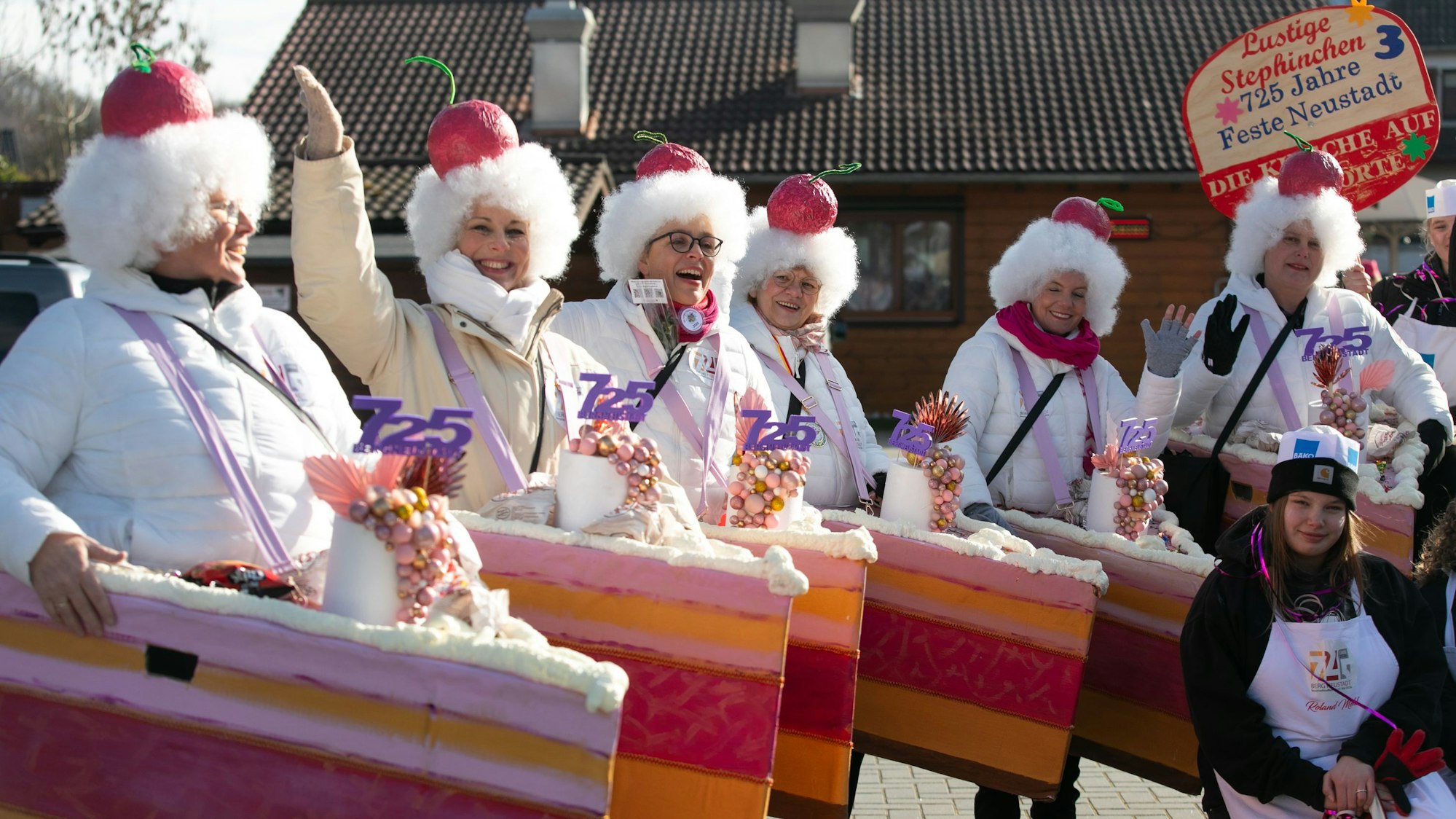 Eine Gruppe im Karnevalszug - als Sahnetorten verkleidet.