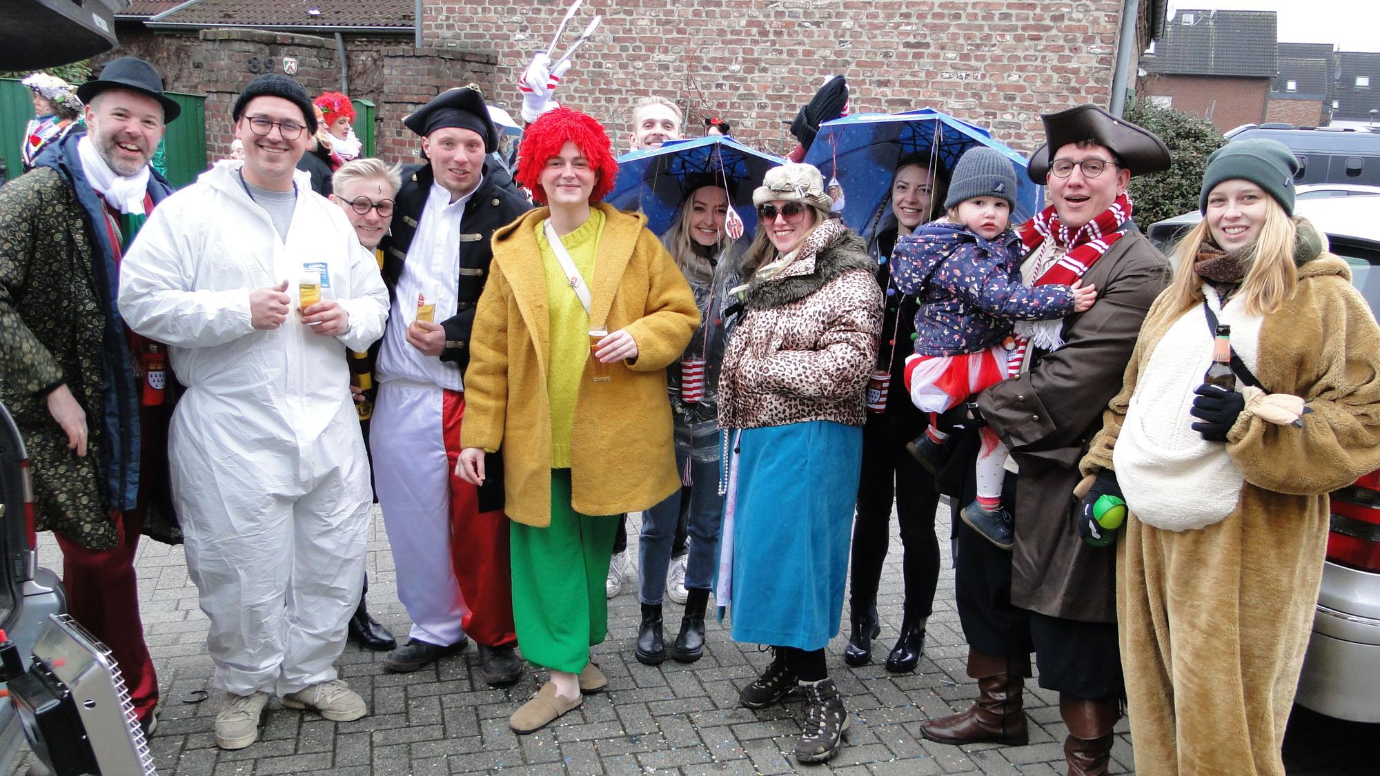 Viele verschieden kostümierte Menschen stehen nebeneinander.