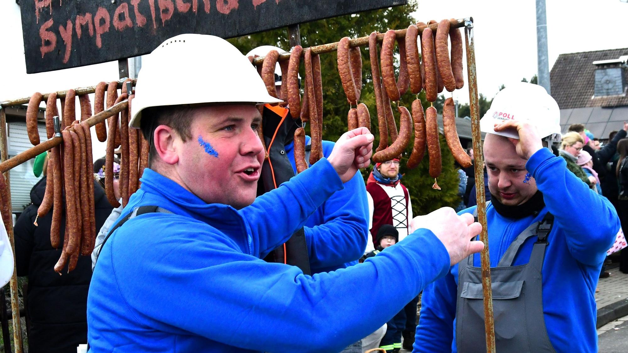 Christian Phiesel aus Scheuerheck verteilte leckere Würstchen von der Stange.