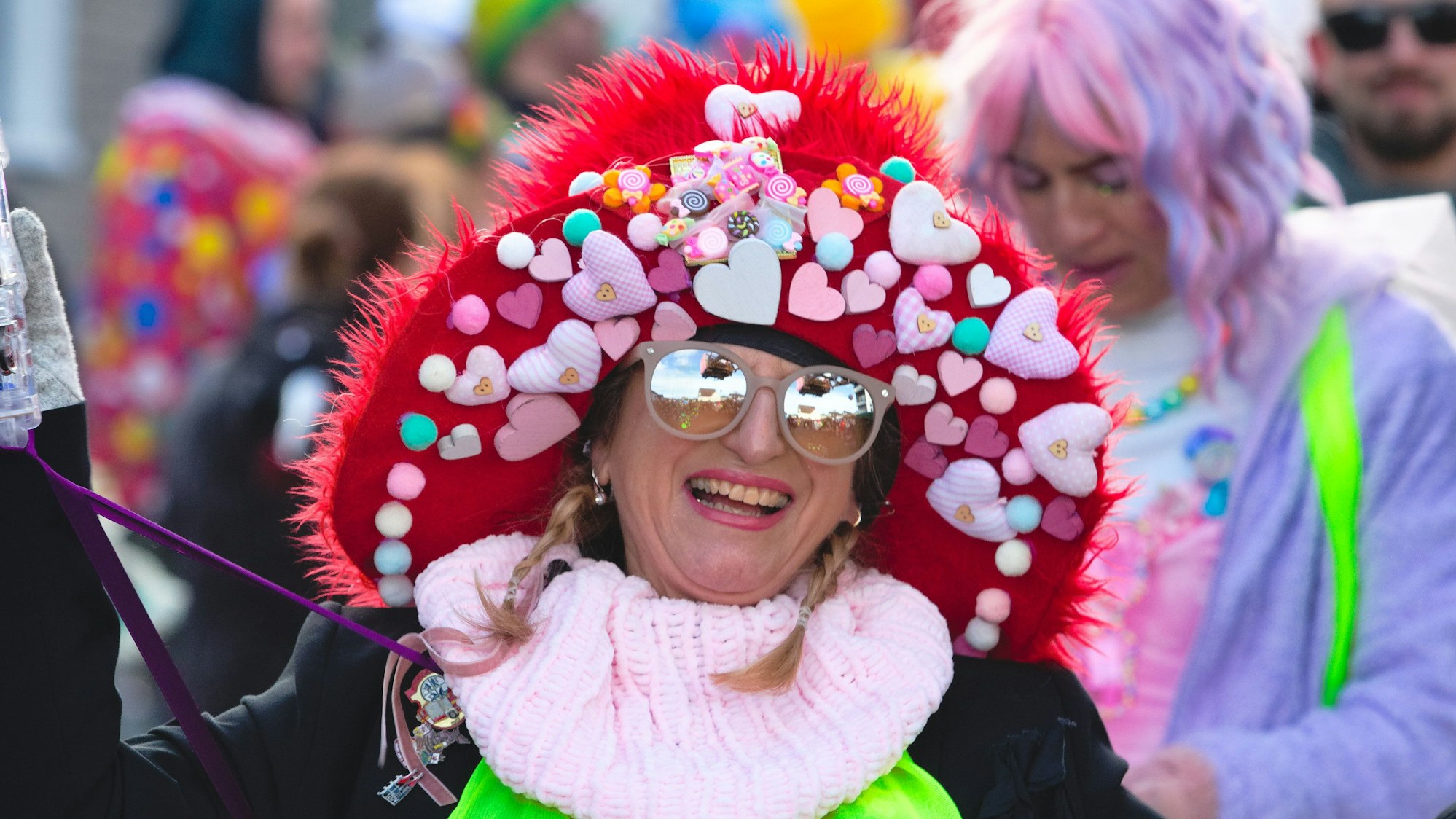 Eine Kostümierte im Porträt.