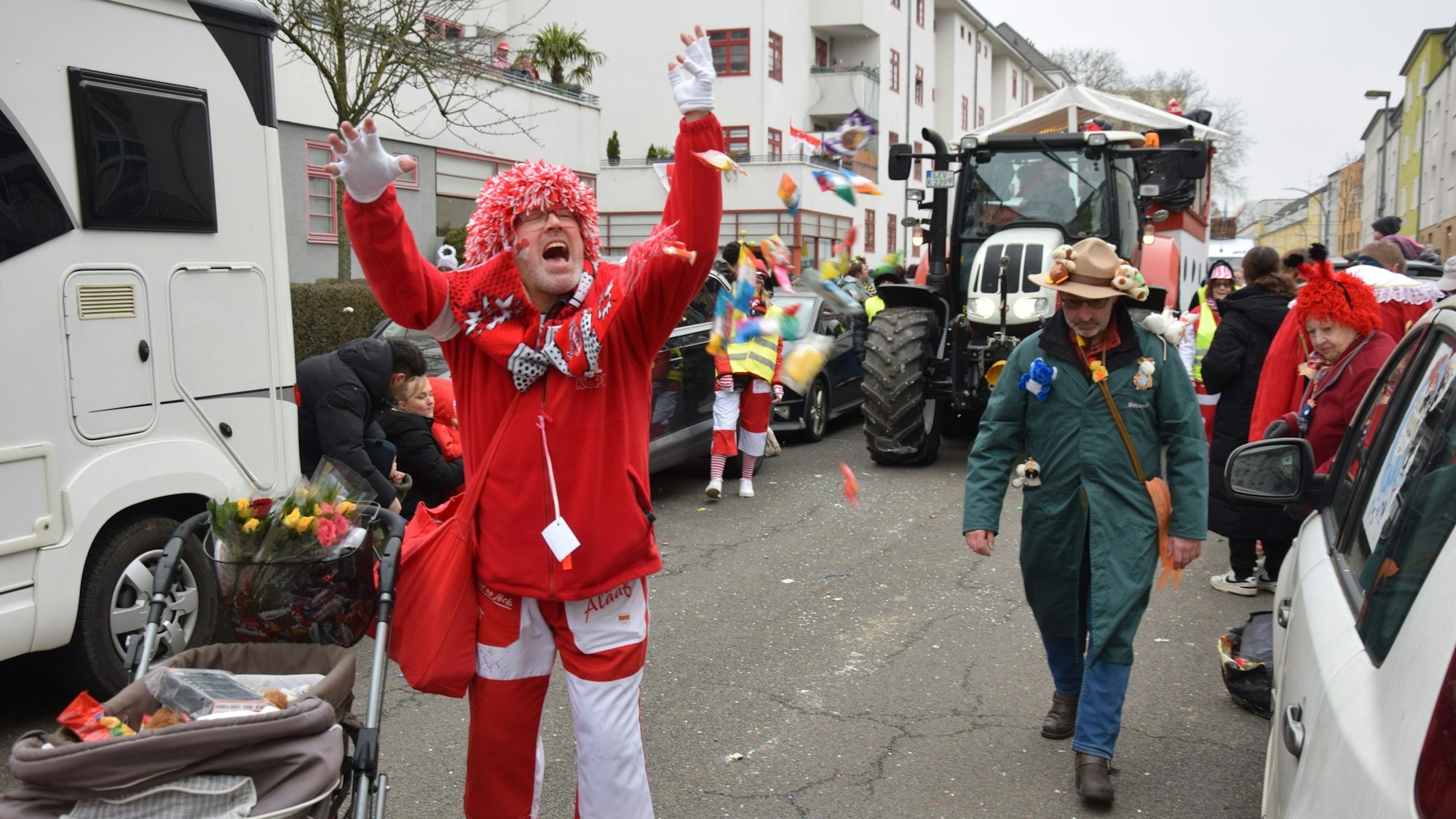 Jecke und Traktoren sind auf einer Veedelsstraße unterwegs.