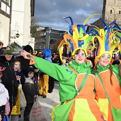 Als aufziehbare Tanzpuppen haben sich die Mitglieder der Kajuja verkleidet.