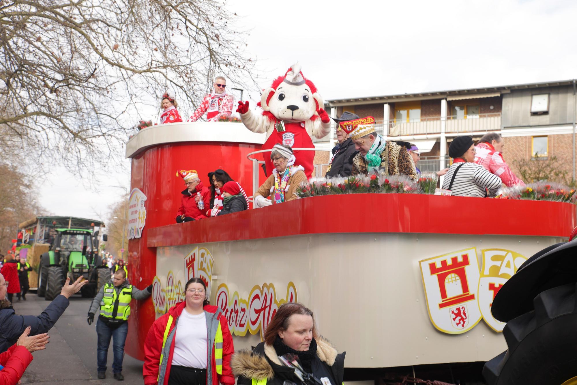 15.02.2026, Köln : Veedelszug in Porz.Porzer Rosensonntagszug.