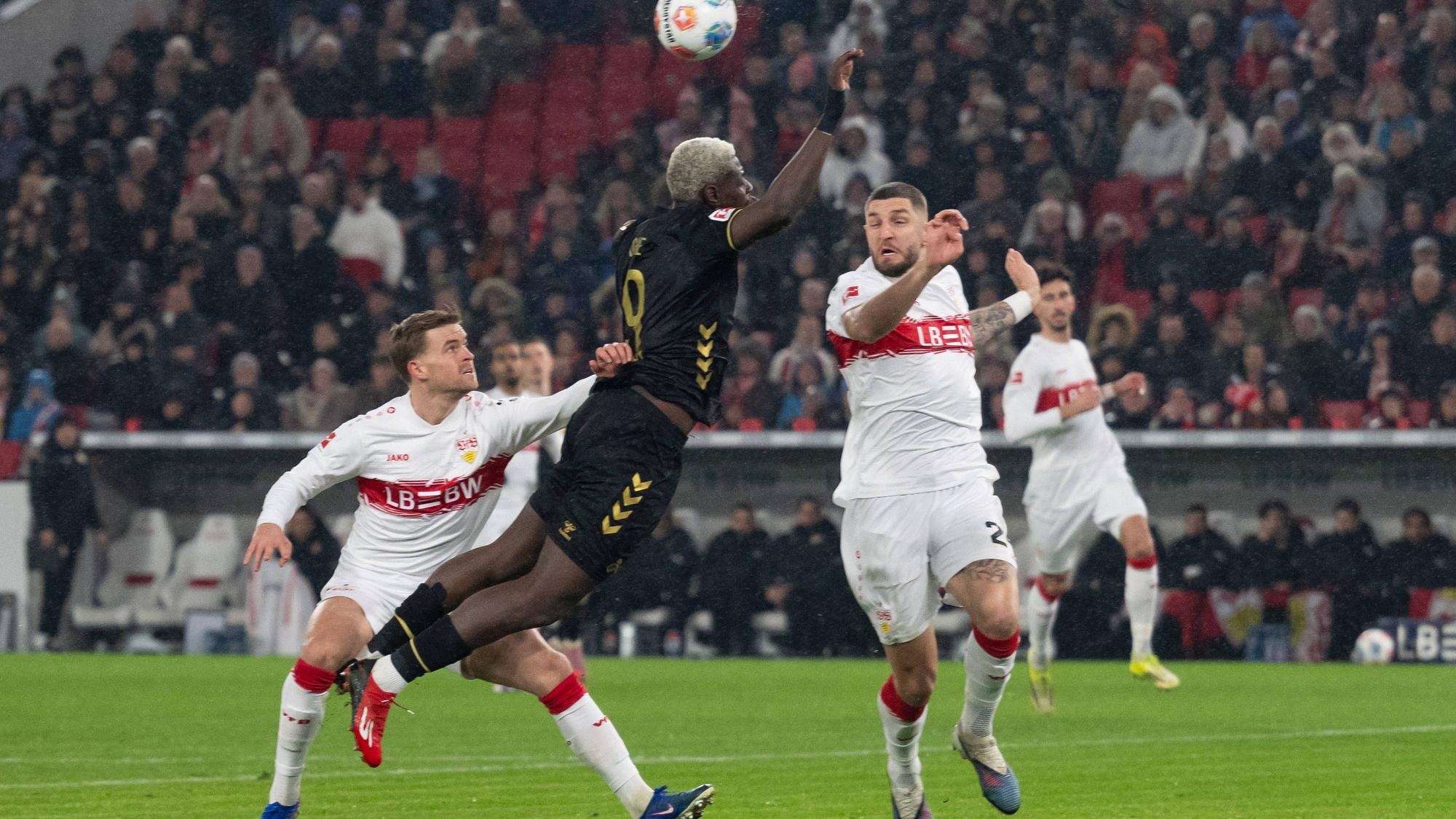 Elfmeter oder nicht? Maximilian Mittelstaedt (l.) hat FC-Torjäger Ragnar Ache geschubst.