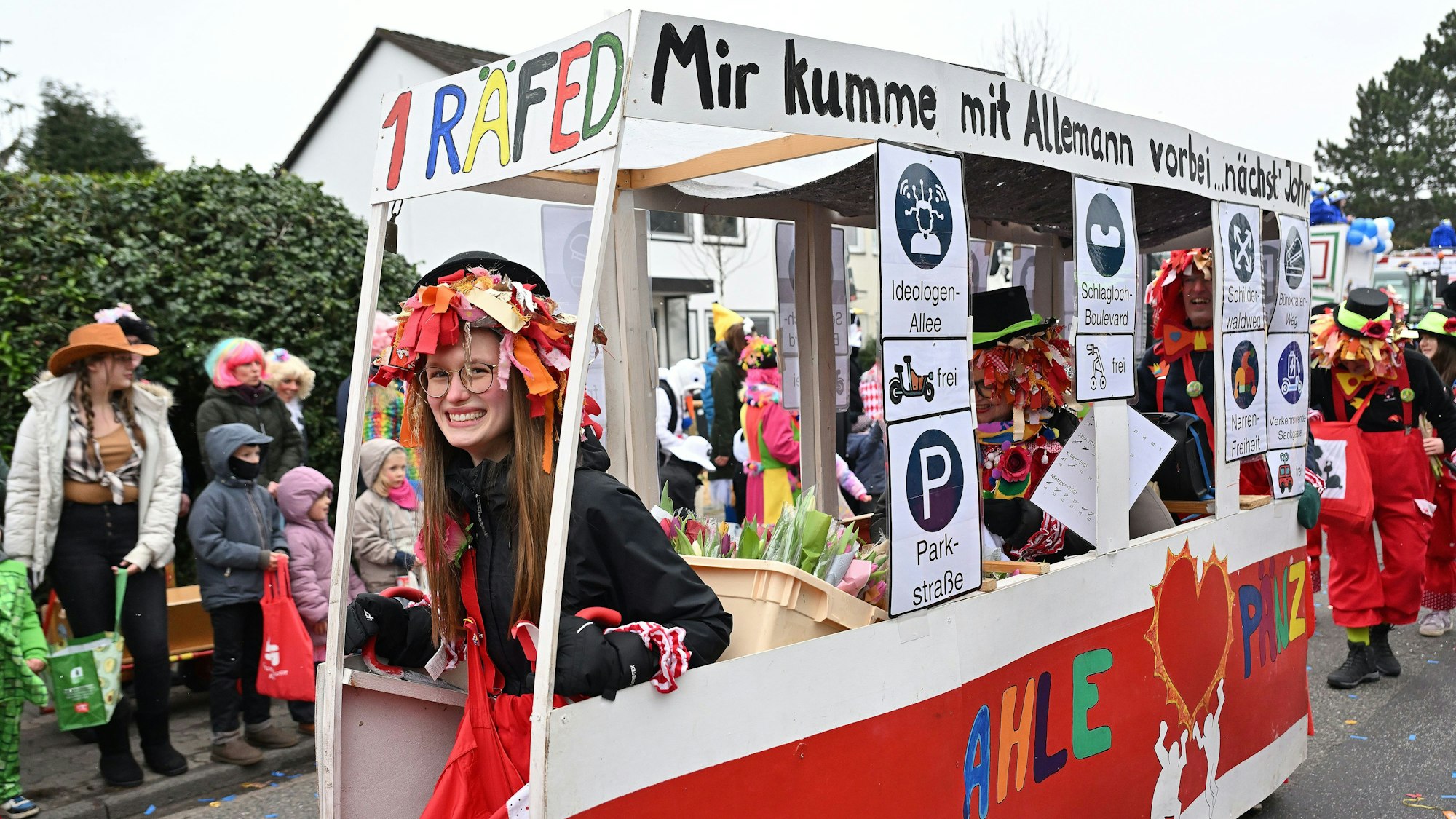 Als eigener Wagen fährt eine nachgebaute Version der KVB-Linie 1 im Zug mit.