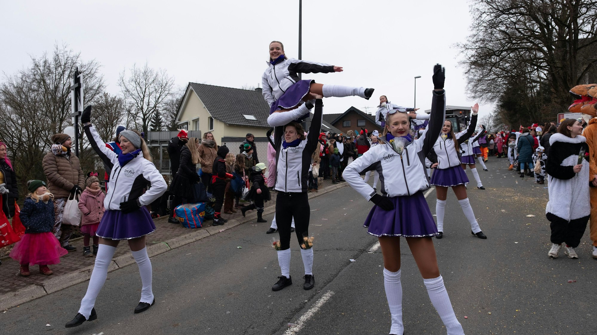 Die Kürtener Lüüs sind auf dem Foto zu sehen, eine Tanzgarde