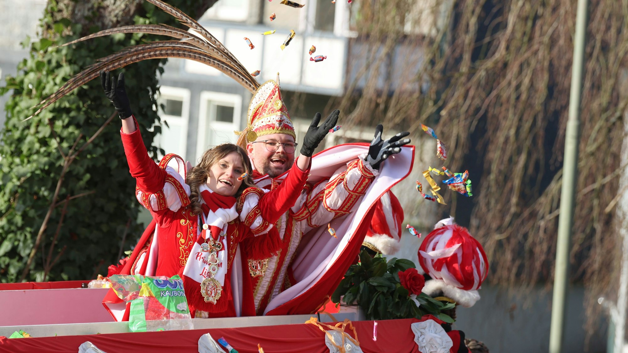 Das Prinzenpaar Robin I. und Lisa auf einem Wagen.