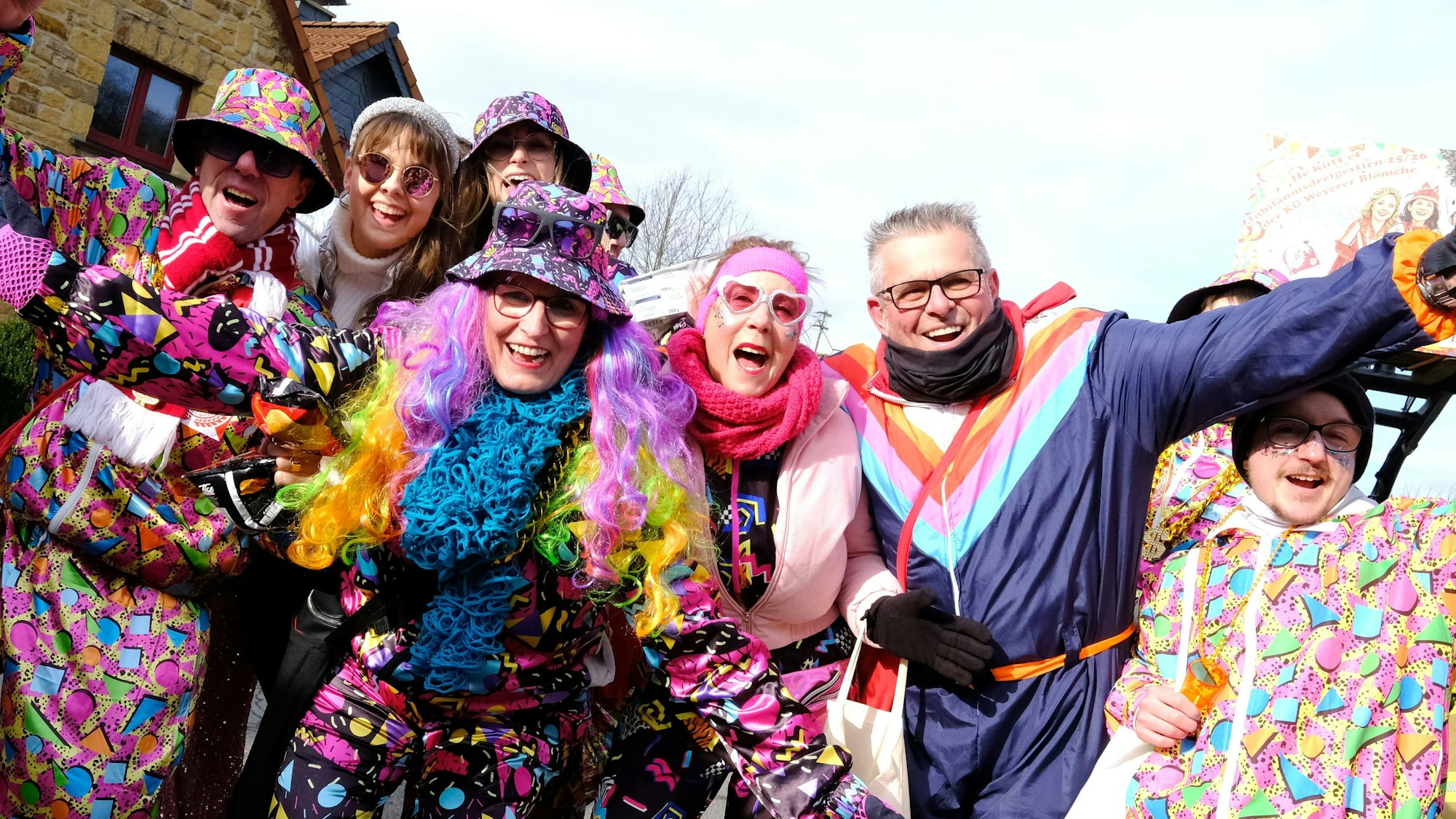 Voll im Disco-Fieber tanzten diese jecken Weyerer am Tulpensonntag durchs Dorf.