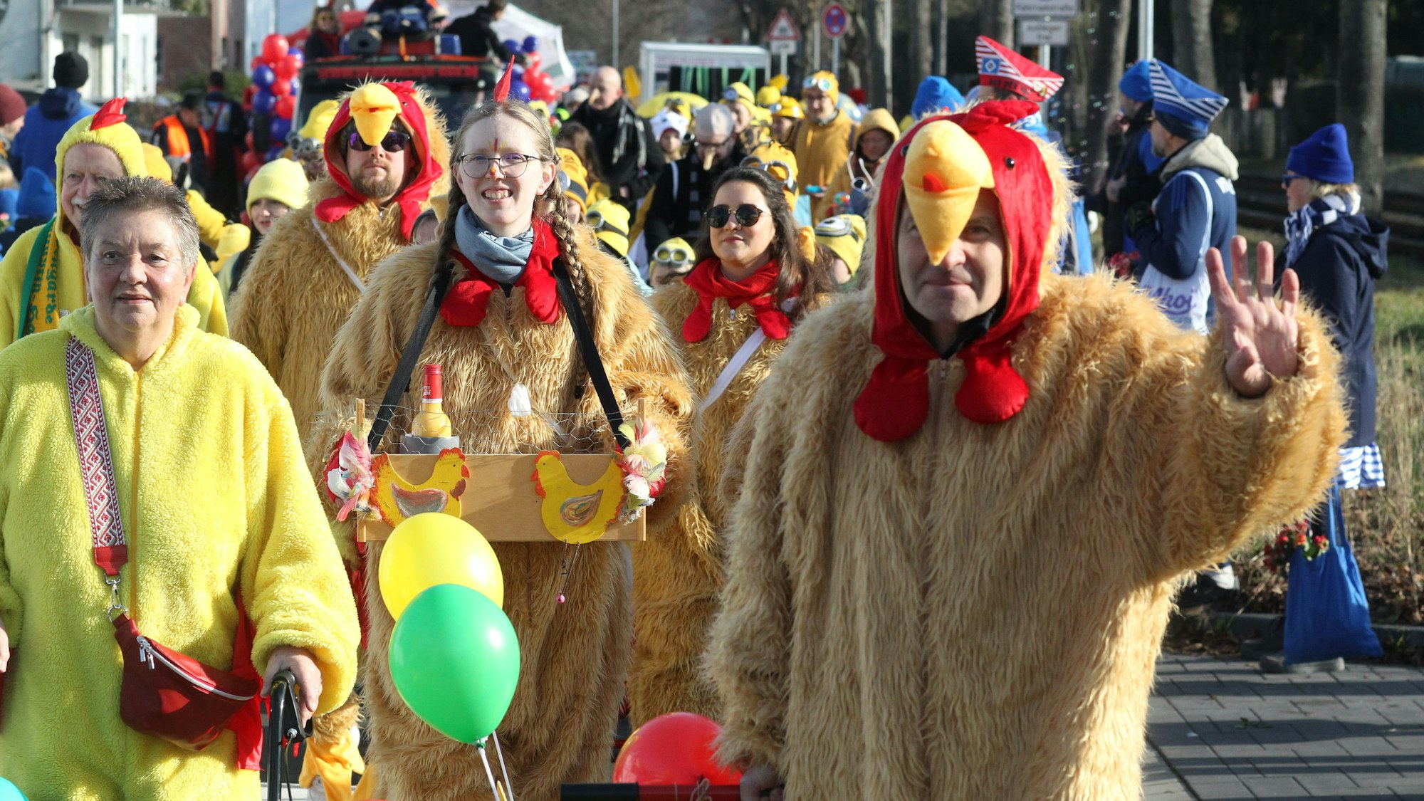 Die Höhner-Gruppe verteilte statt Kamelle 1300 gefärbte und gekochte Eier.