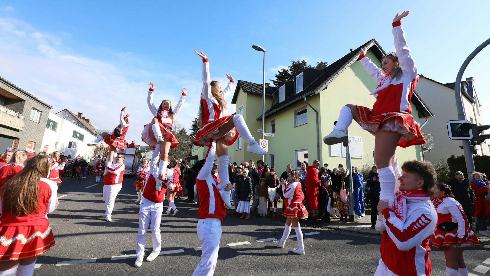 Junge Männer und Frauen einer Tanzgarde zeigen Hebefiguren.