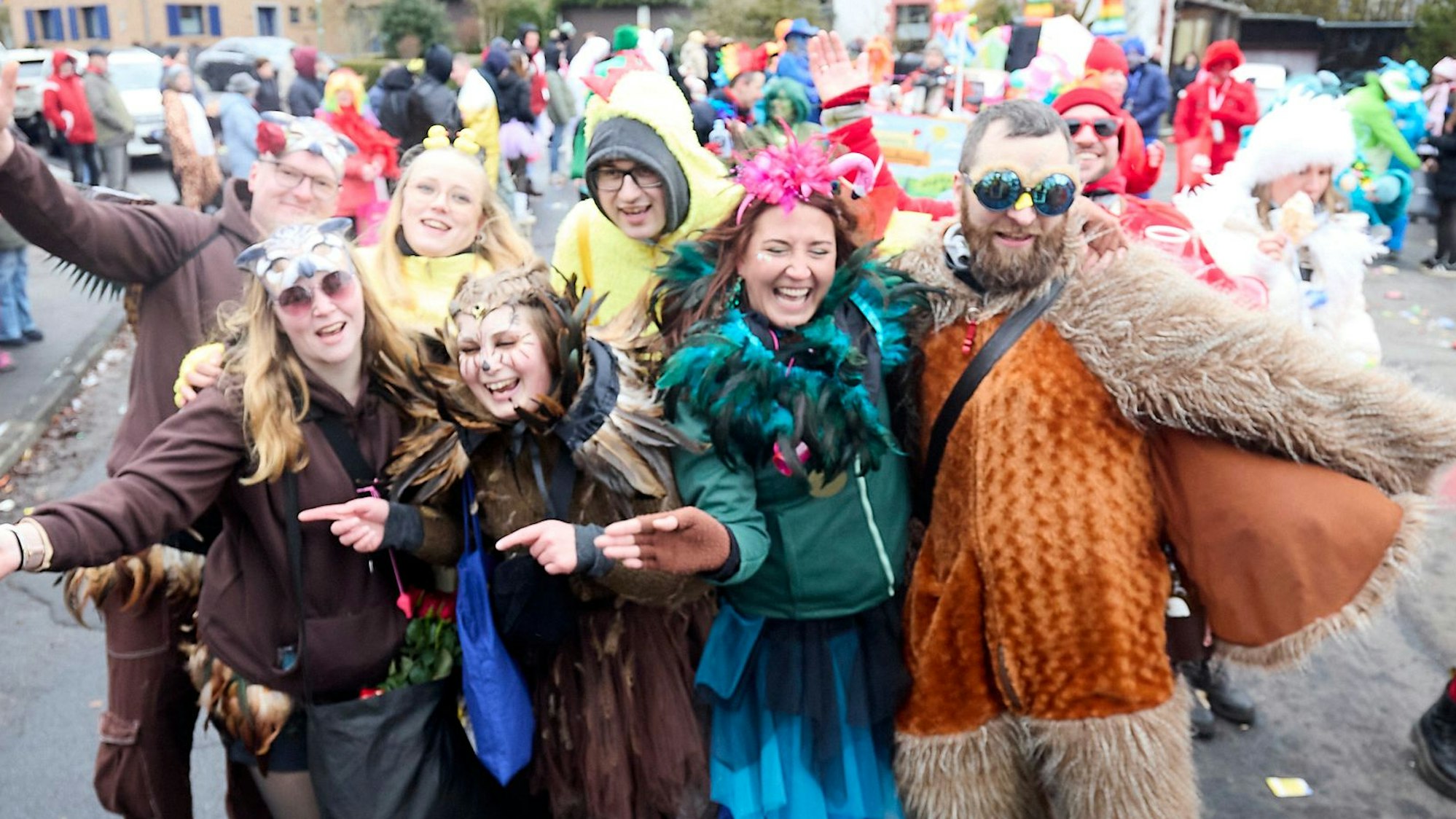 Viel getanzt wurde bei dem Zug in Herhahn, wie hier von den Junggesellen aus Scheuren.
