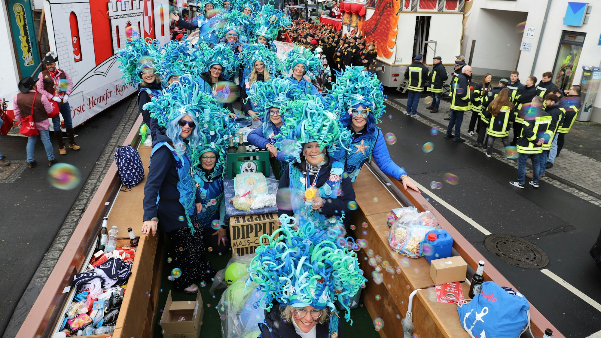 Der Rosenmontagszug in Hennef ging dieses Mal auf neuer Strecke, nicht mehr über den Bahnübergang von der Warth zur Frankfurter Straße.